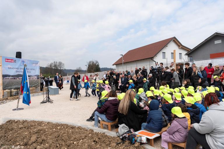 U Mengšu položen kamen temeljac za novi vrtić od slovenskog drva