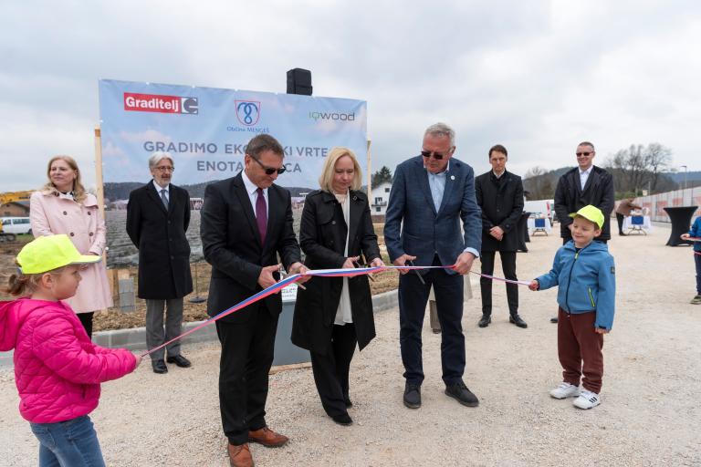 U Mengšu položen kamen temeljac za novi vrtić od slovenskog drva