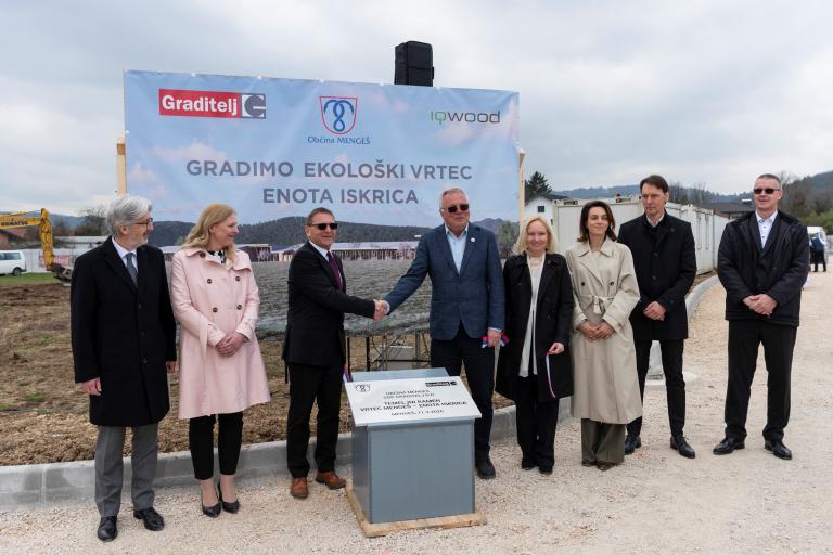 U Mengšu položen kamen temeljac za novi vrtić od slovenskog drva